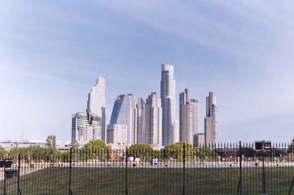 Skyline der Stadt tagsüber unter blauem Himmel