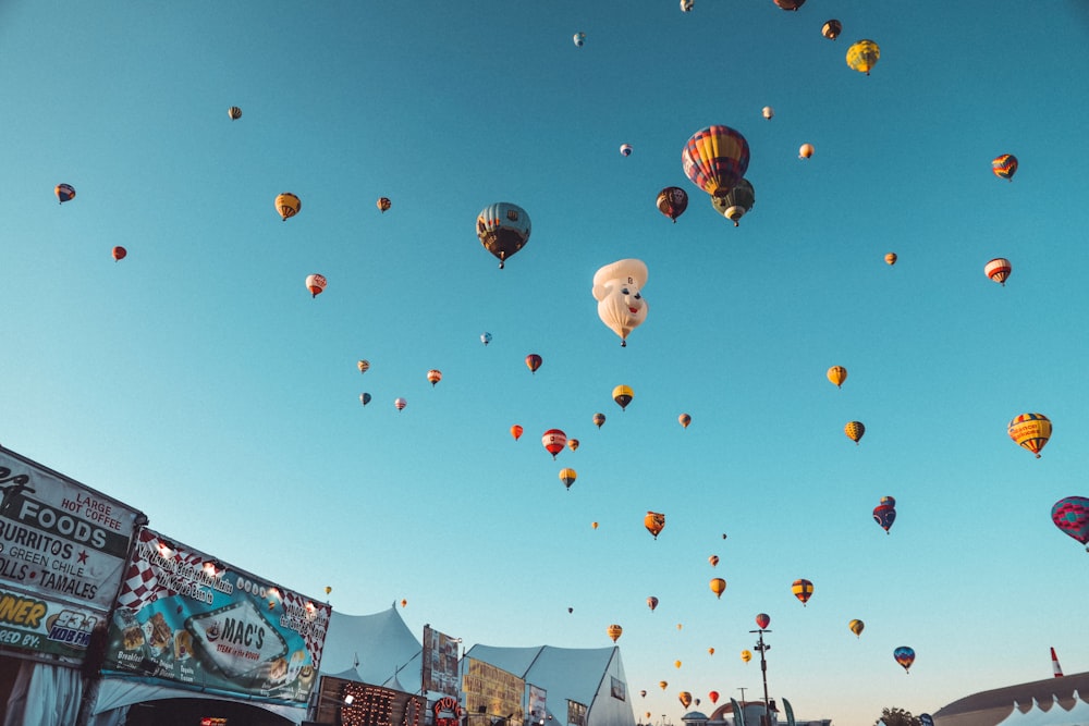 昼間の空を飛ぶ熱気球