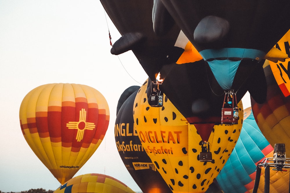 montgolfières jaunes, bleues et rouges