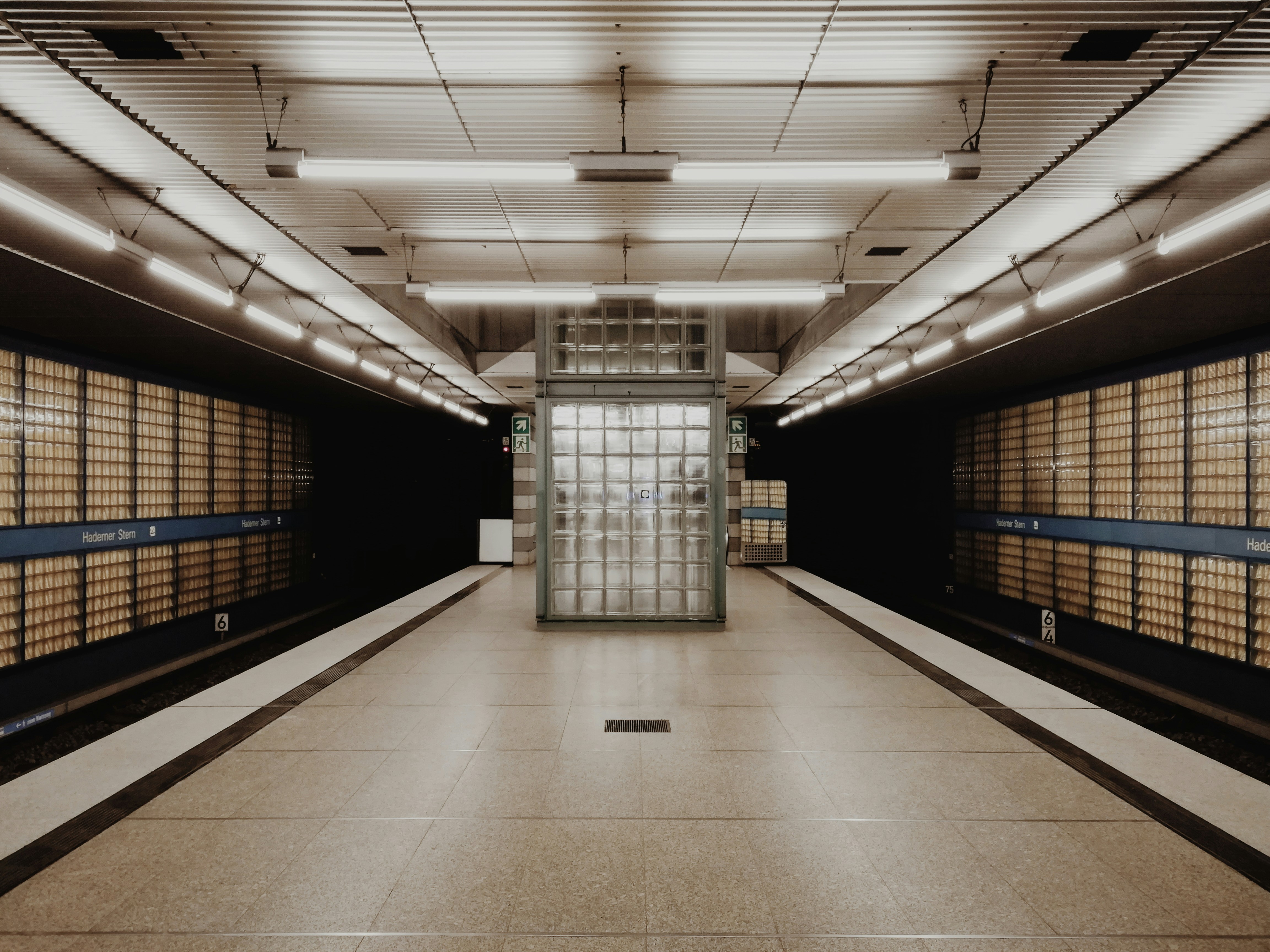 Couloir carrelé blanc et noir