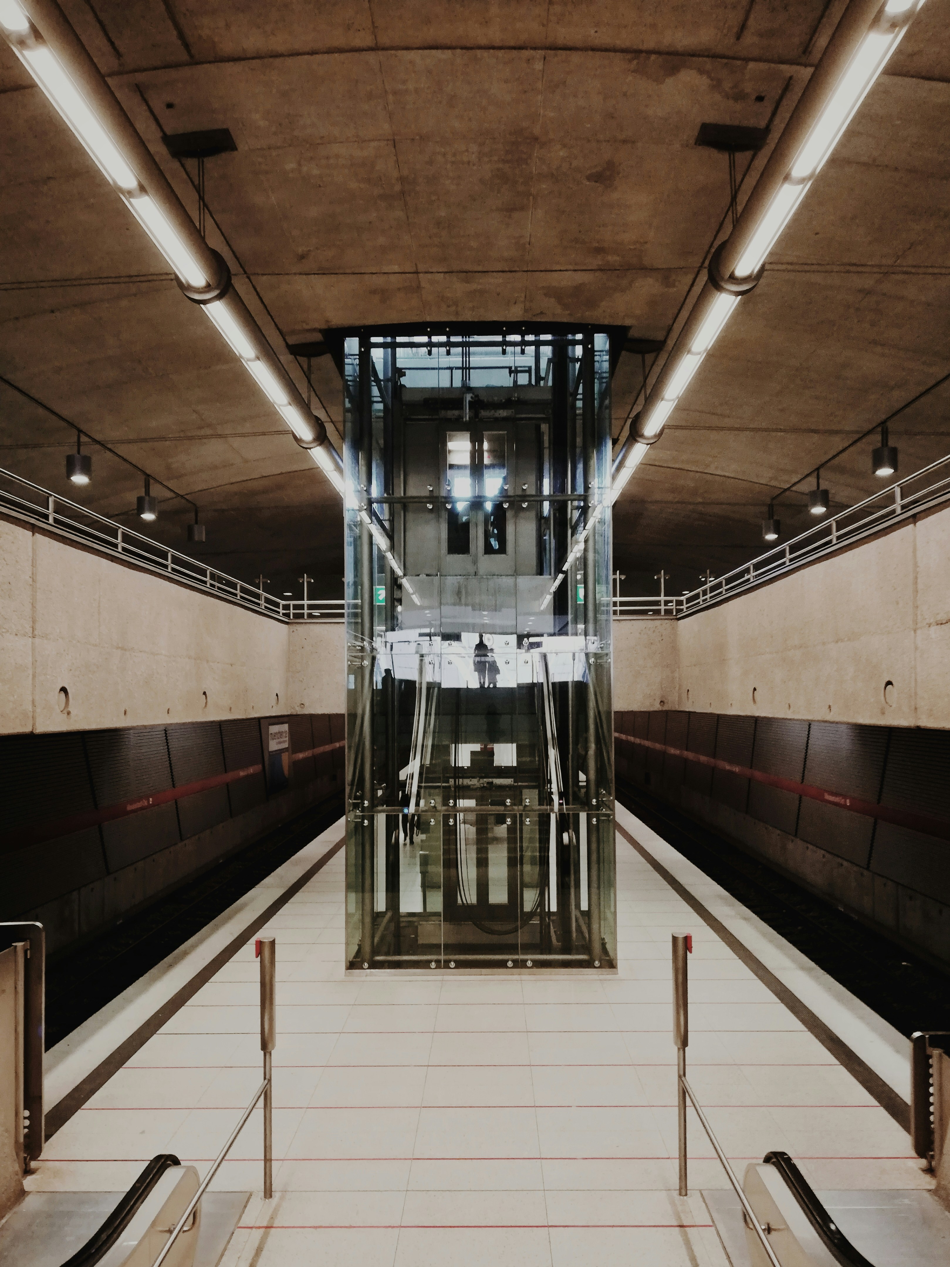 Bâtiment en béton blanc et brun