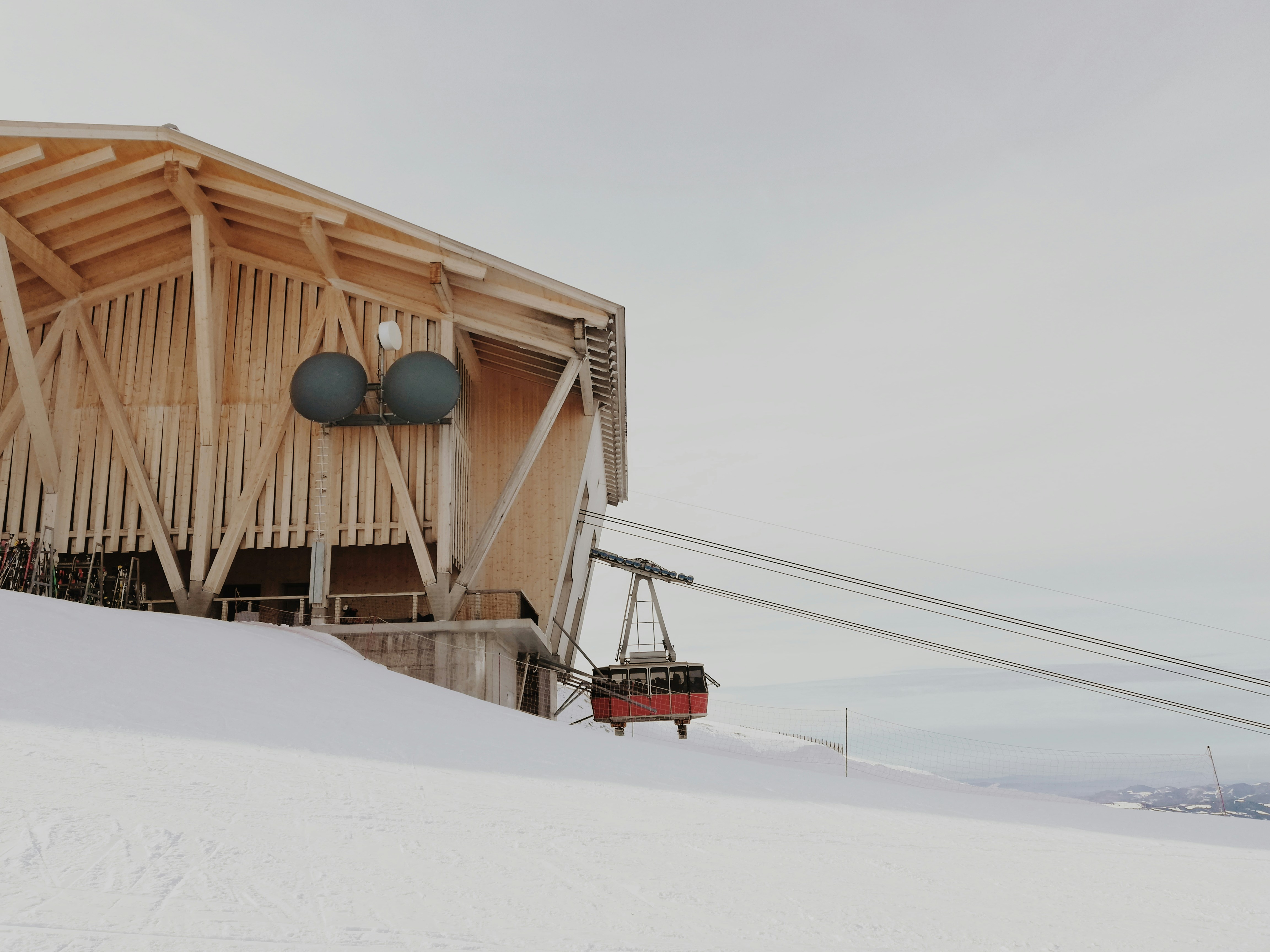 maison en bois marron sur un sol enneigé pendant la journée