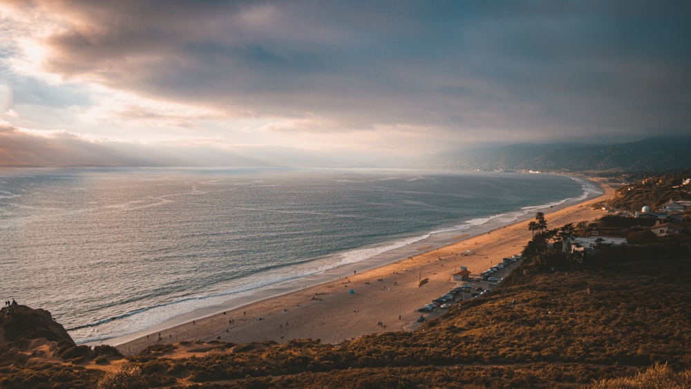 sea waves crashing on shore during daytime