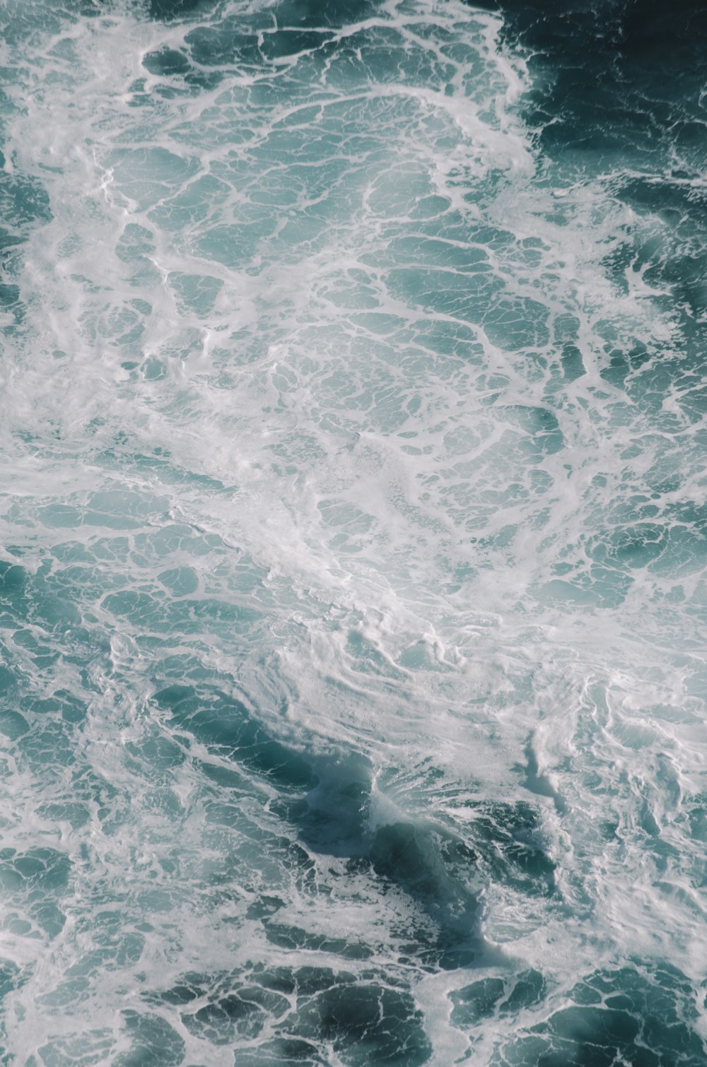 onde d'acqua bianche e azzurre