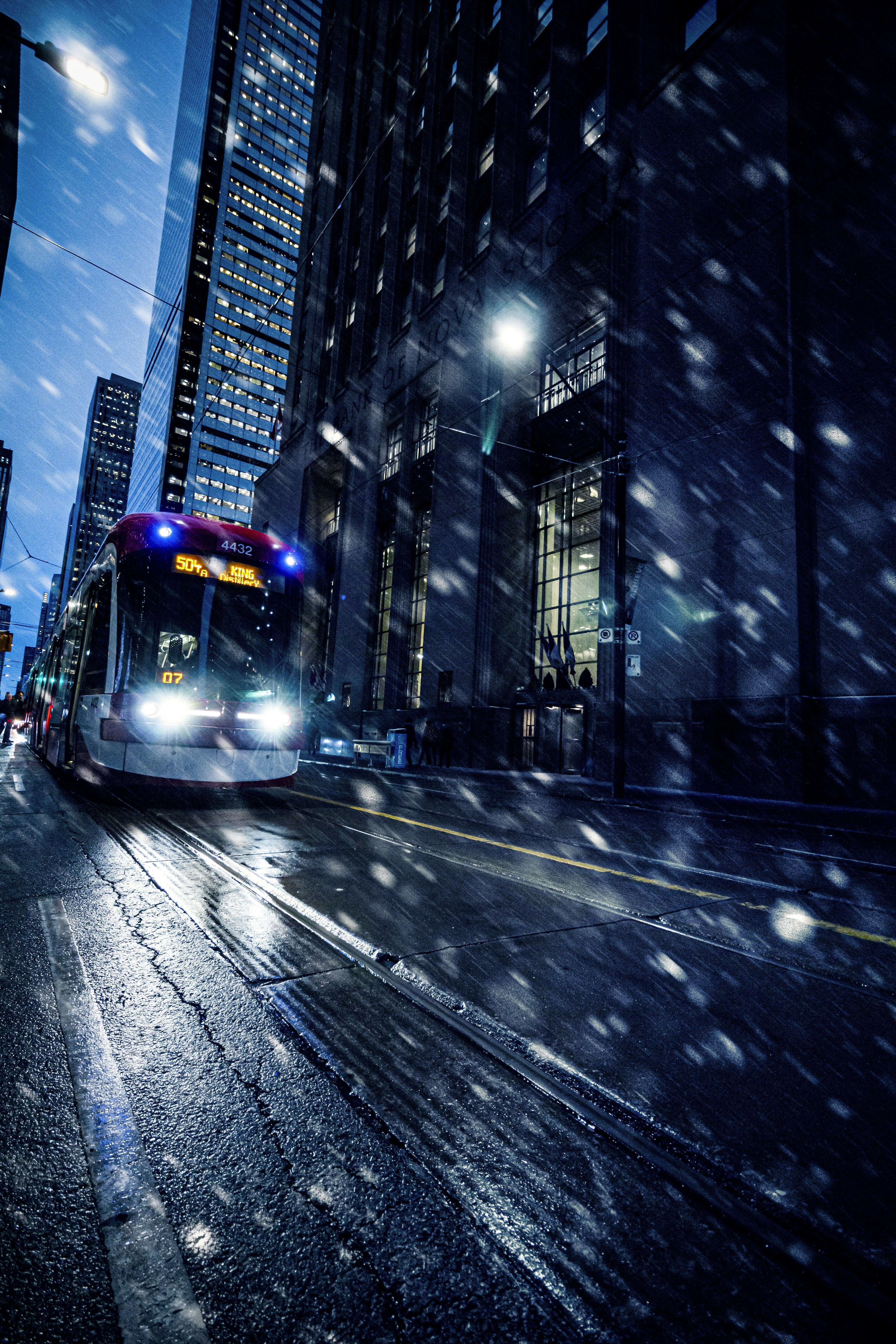 夜間の街の通りの赤と黄色の電車の写真 Unsplashで見つけるトロントの無料写真