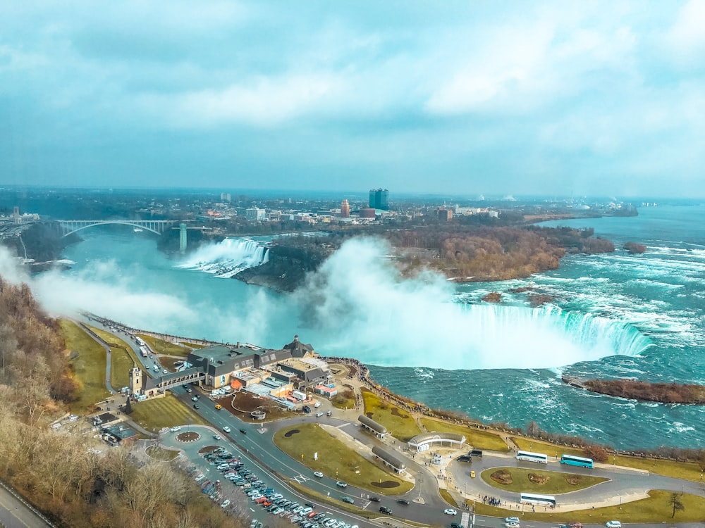 Vista aérea de la ciudad cerca del cuerpo de agua durante el día