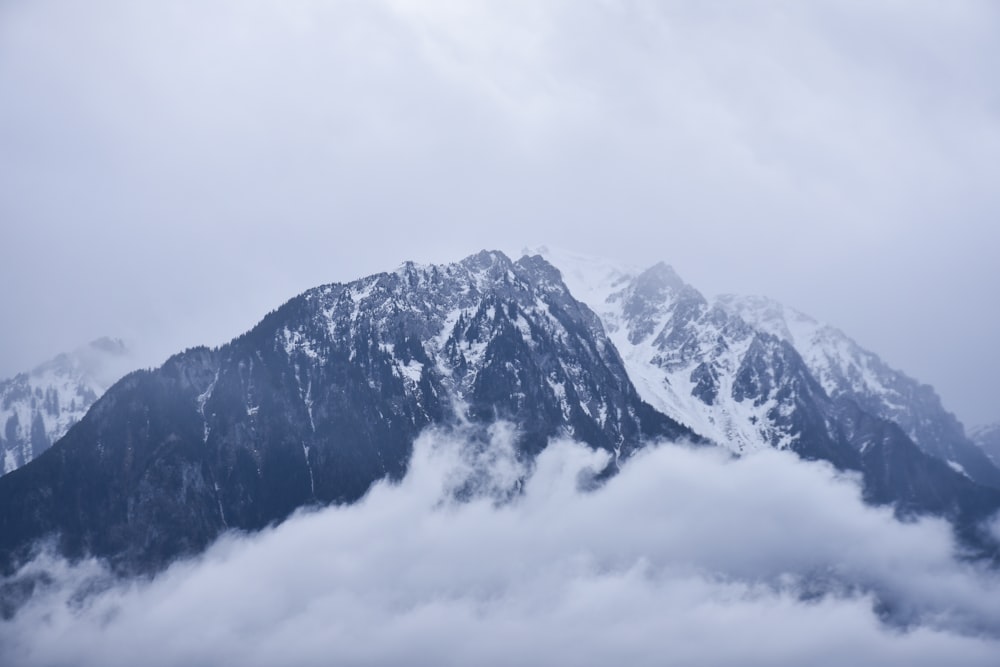 montaña cubierta de nieve bajo el cielo nublado durante el día