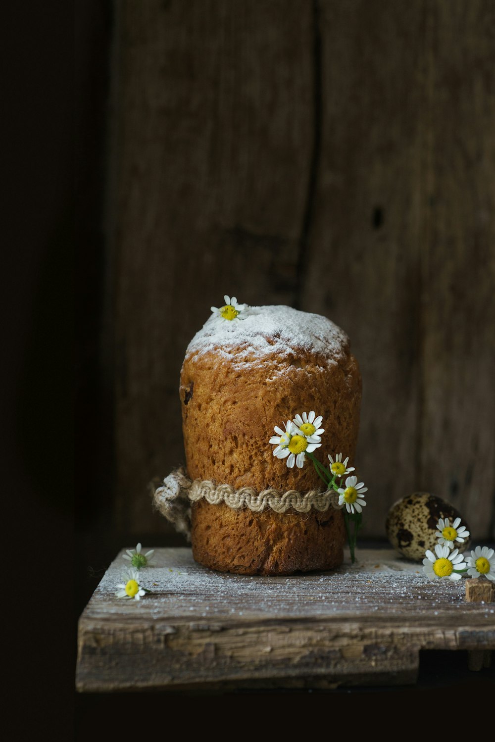 gâteau brun et blanc sur table en bois marron