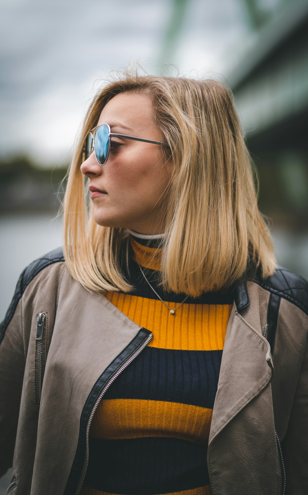 Frau in schwarzer Jacke mit Sonnenbrille