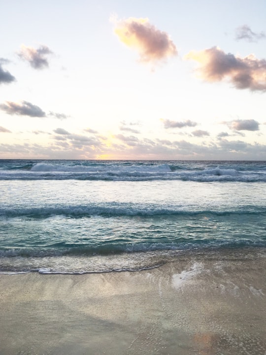 ocean waves crashing on shore during daytime in Cancún Mexico