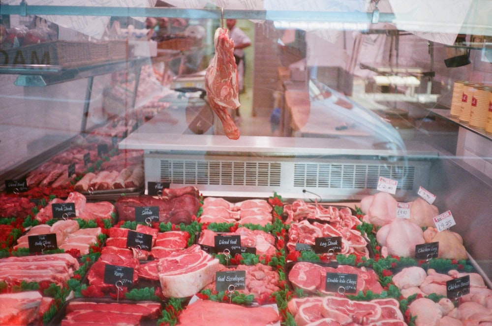 Carne cruda en recipiente de plástico transparente