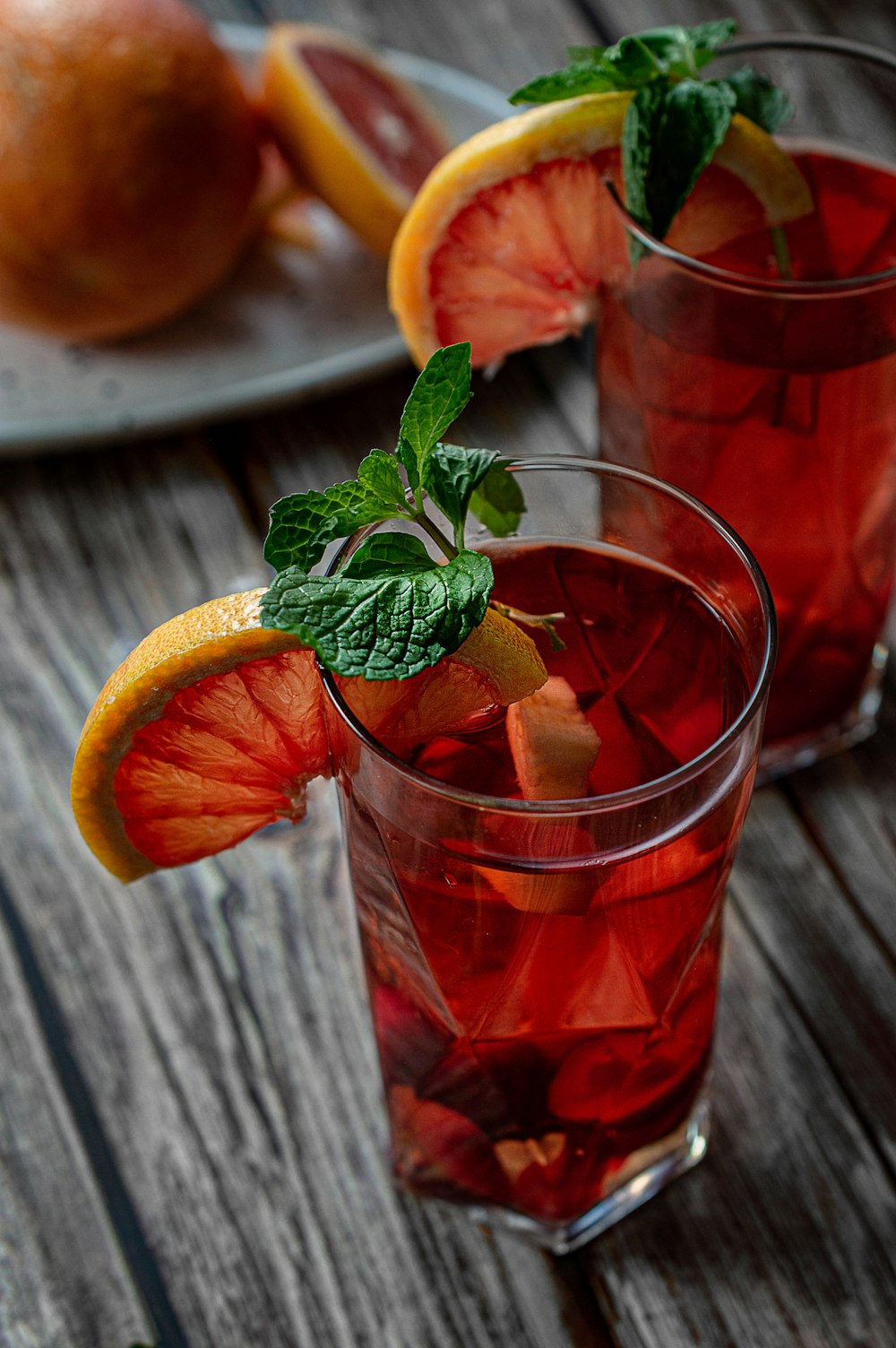 suco de laranja em copo de bebida transparente com frutas de laranja fatiadas