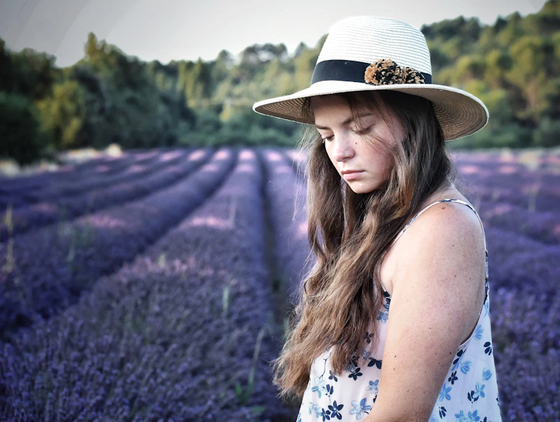 femme senior en haut fleuri dans un champ