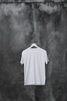 Sort-hvid billede af hvid T-shirt på bøjle