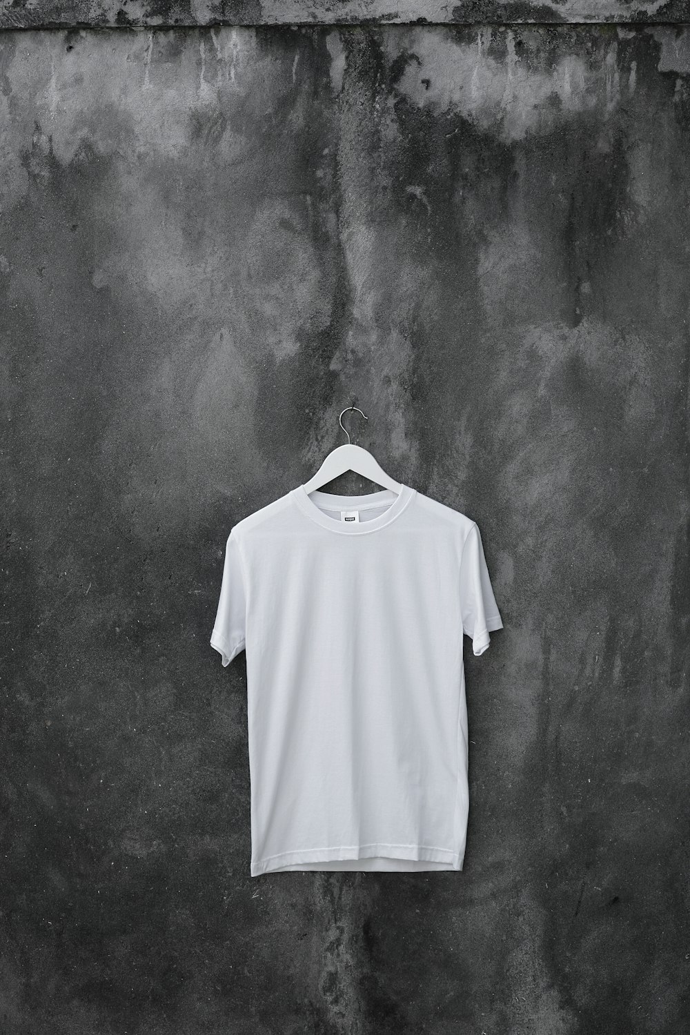 Camiseta blanca con cuello redondo