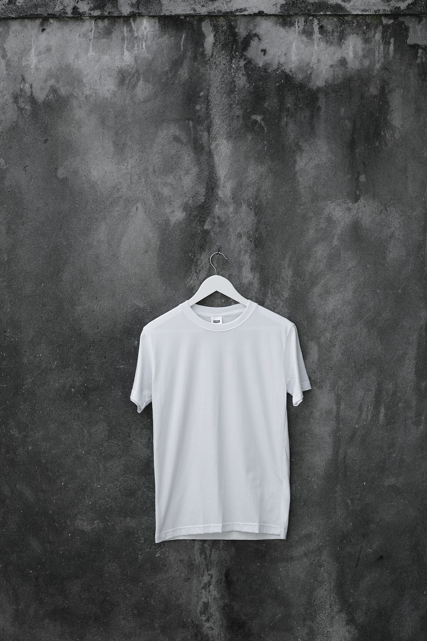 Tee on concrete wall