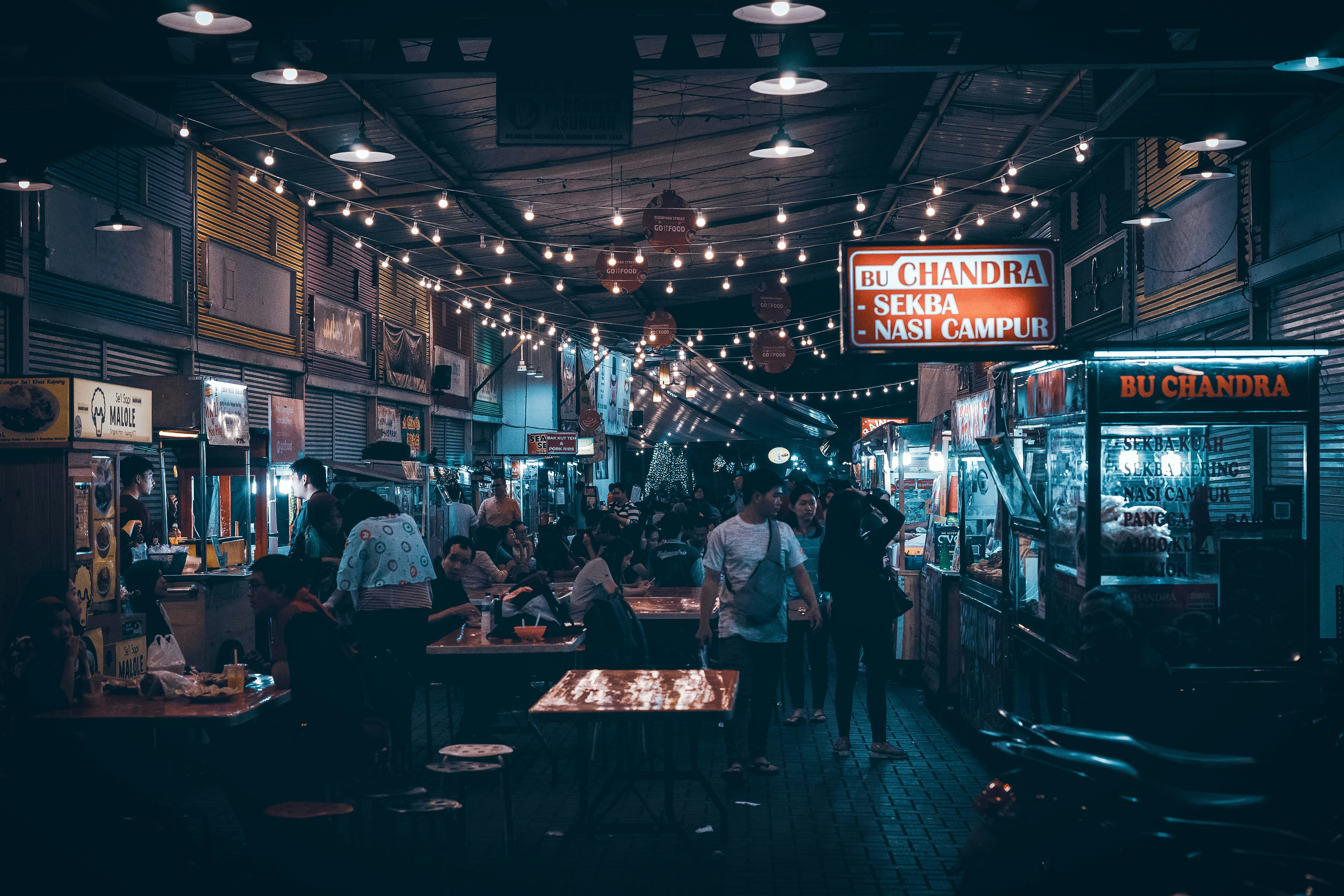https://images.unsplash.com/photo-1581656135287-58ef396ec1ee?ixid=M3w2MjYzNjJ8MHwxfHNlYXJjaHw2fHxyZXN0YXVyYW50JTIwaW5kdXN0cnklMjB0cmFkZSUyMHNob3d8ZW58MHwwfHx8MTc3OTI5Njc2NXww&ixlib=rb-4.1.0