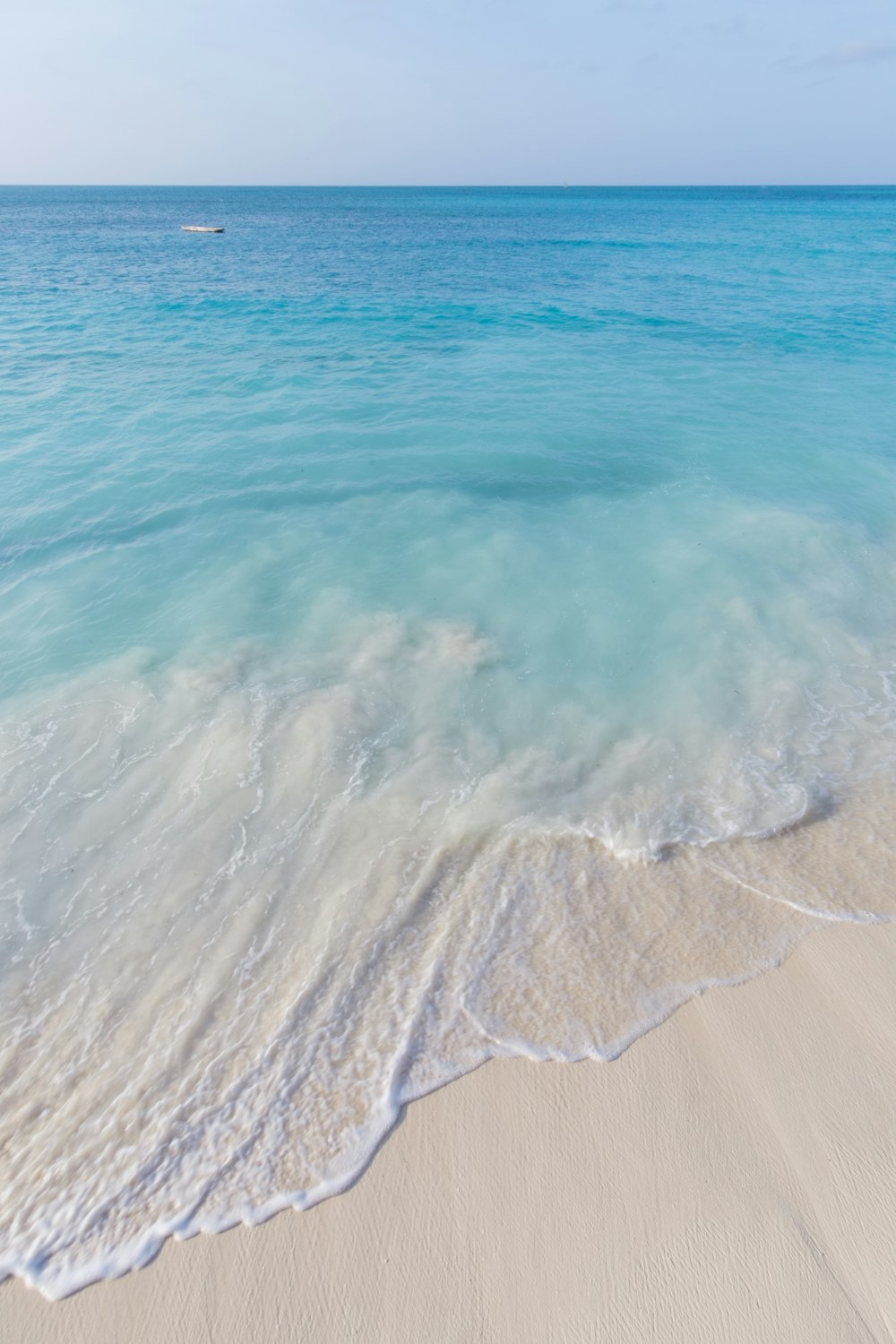 sea waves crashing on shore during daytime