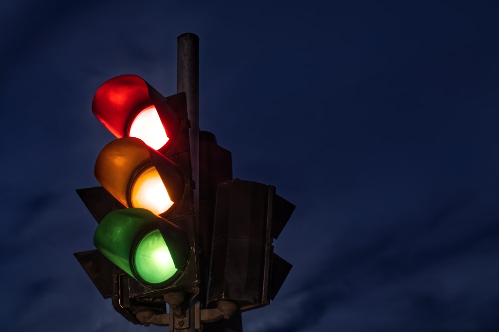 black traffic light turned on during night time