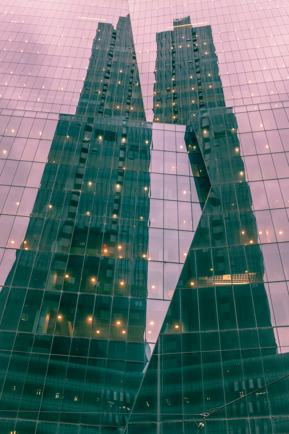 Immeuble de grande hauteur aux murs de verre bleu et blanc