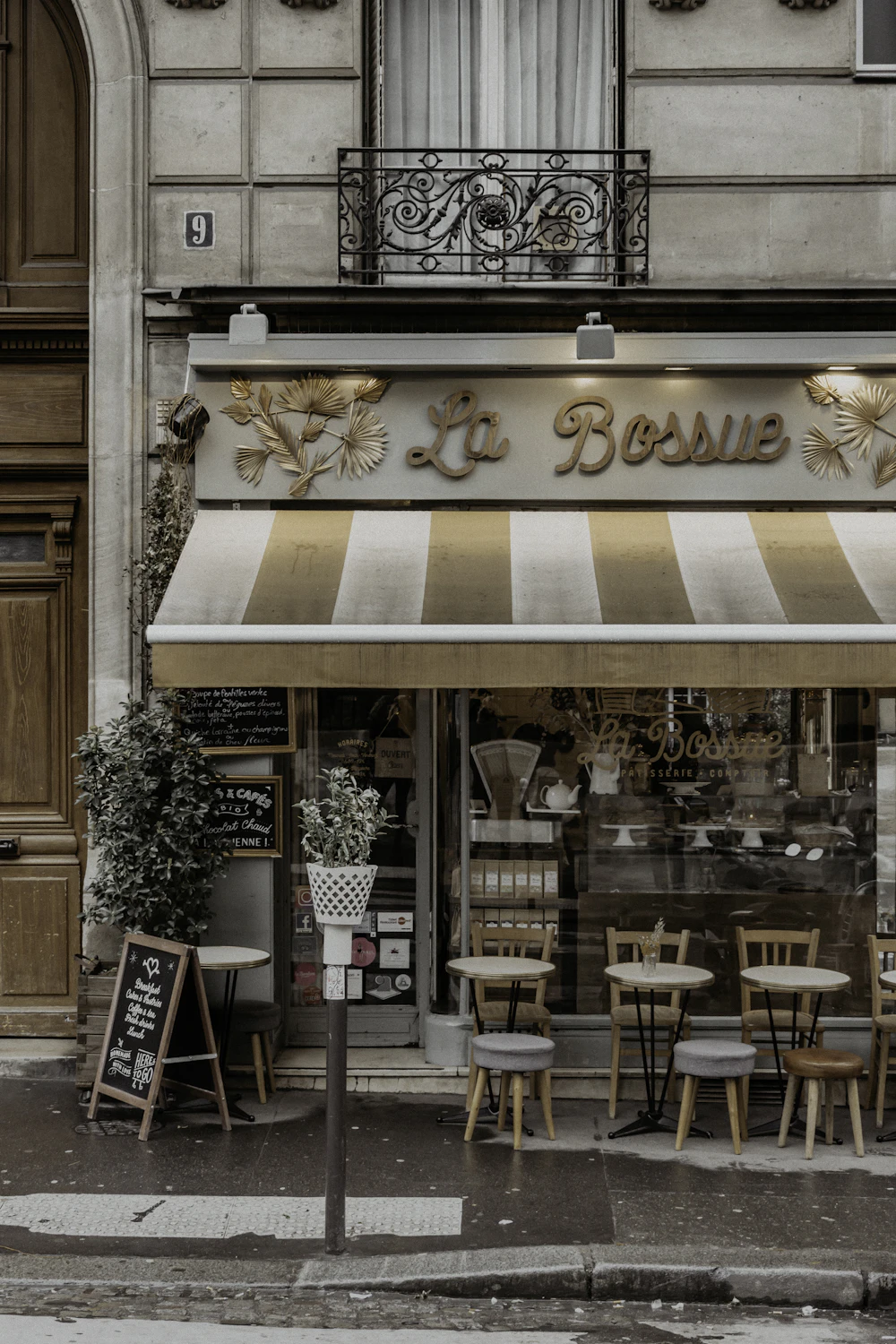 Terrasse du café parisien La Bossue