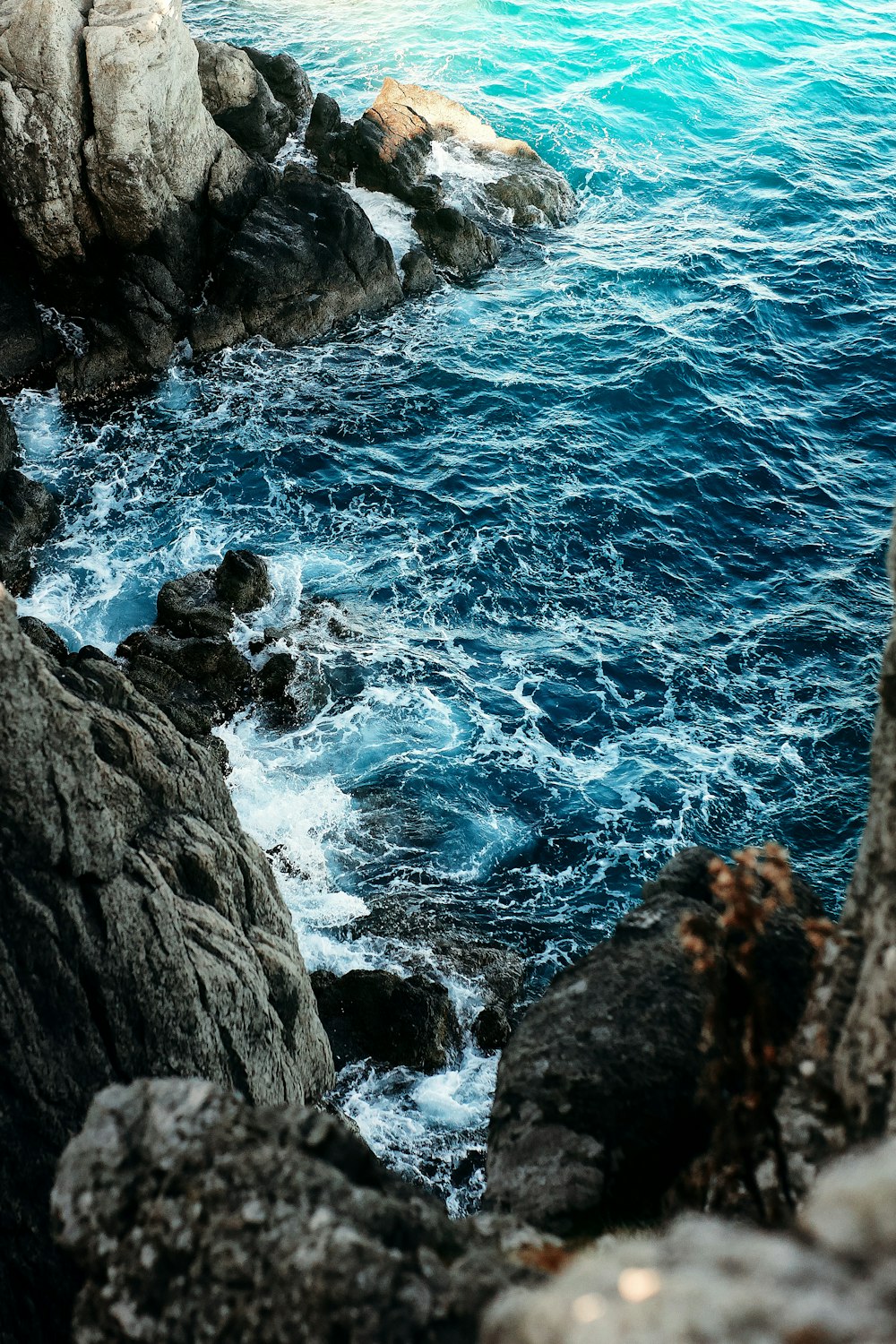 Rivage rocheux avec des vagues d’eau pendant la journée