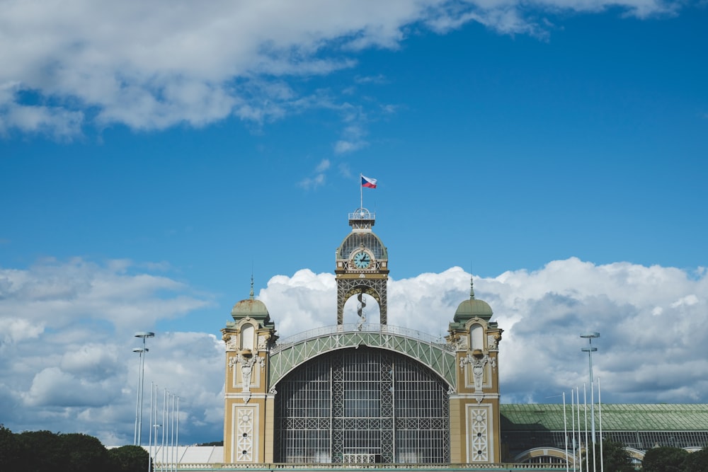 Edificio de hormigón beige bajo el cielo azul durante el día