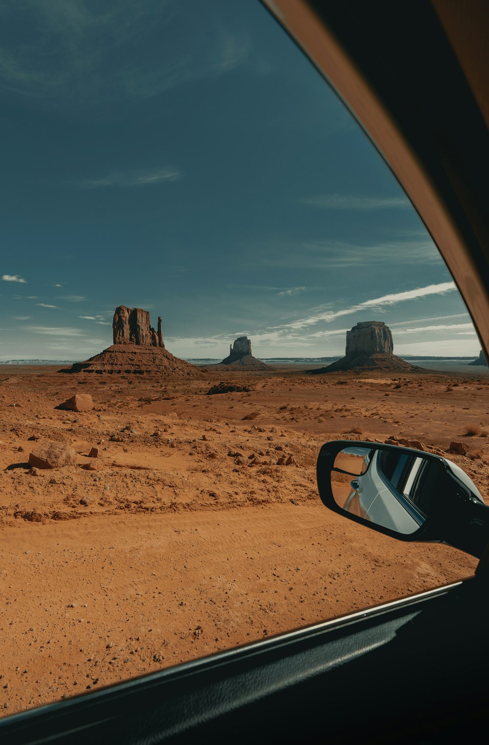 voiture brune sur sable brun sous ciel bleu pendant la journée