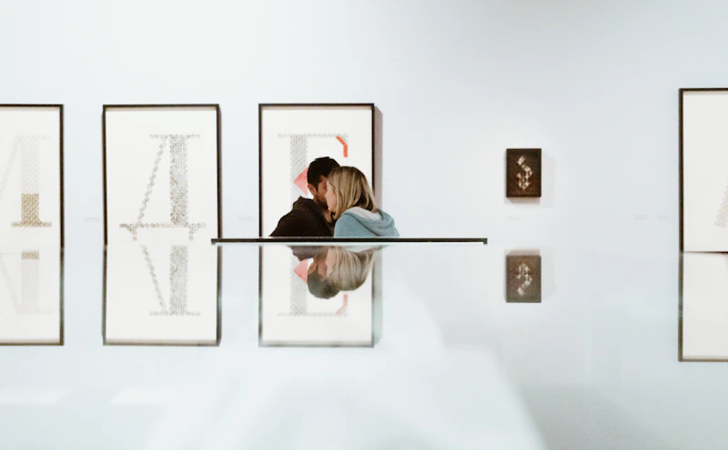 黑衣女士，优雅坐姿