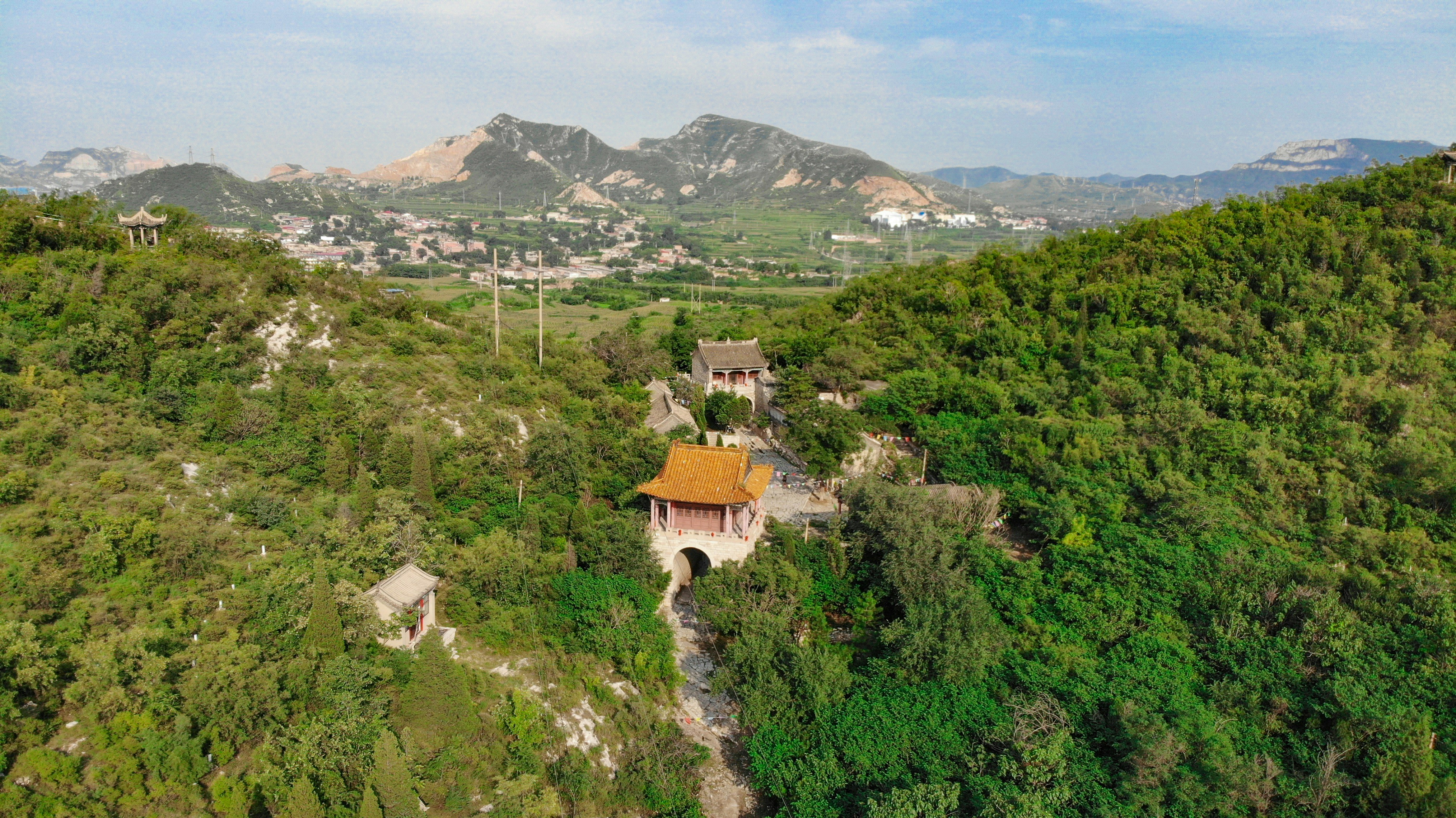 edifício de concreto marrom no campo de grama verde durante o dia