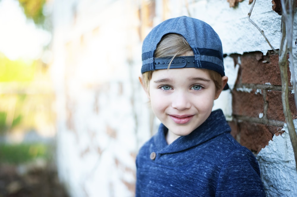 Mädchen mit blauer Strickmütze und blauem Pullover