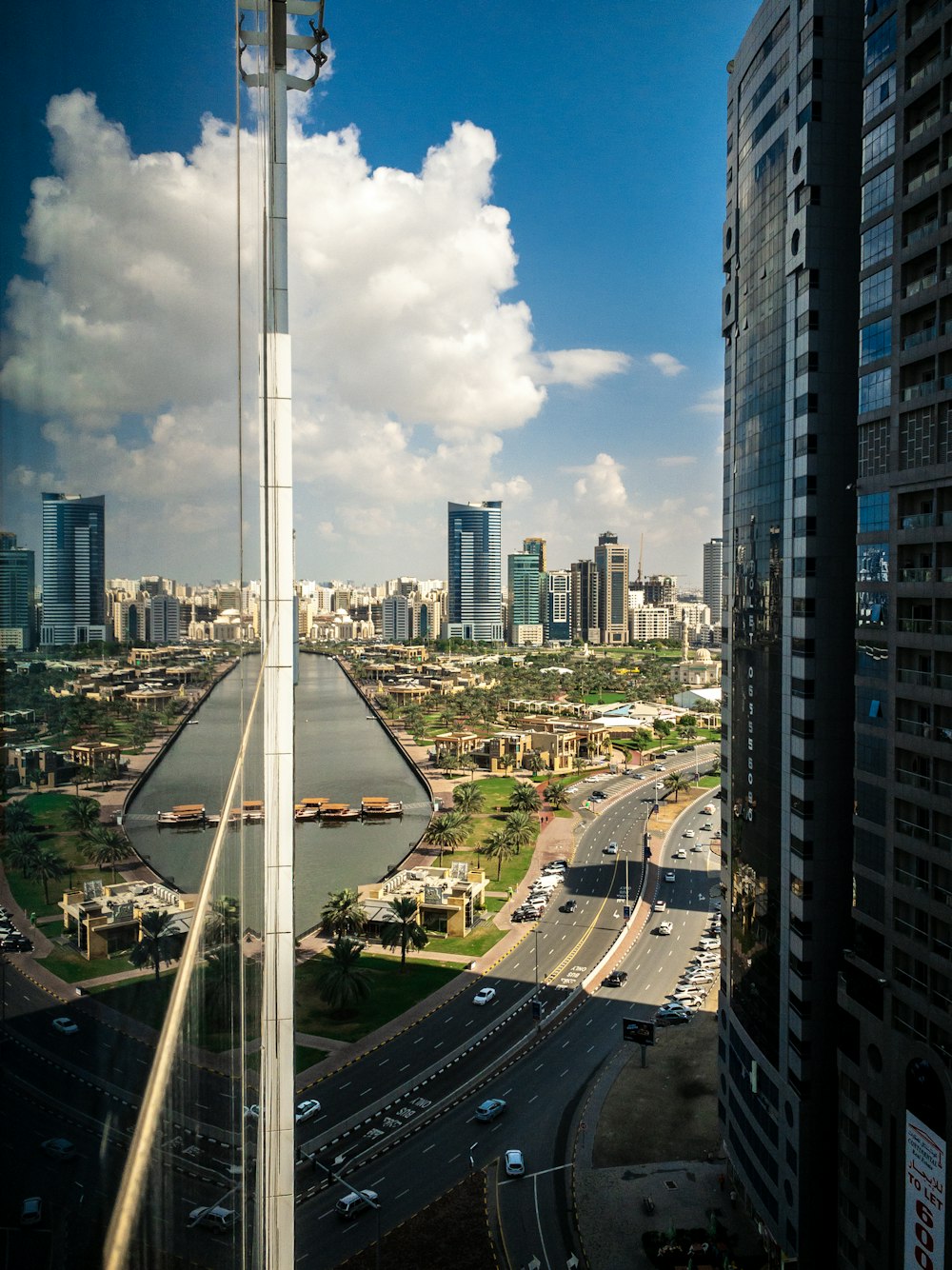 edifício de concreto branco e cinza sob o céu azul durante o dia