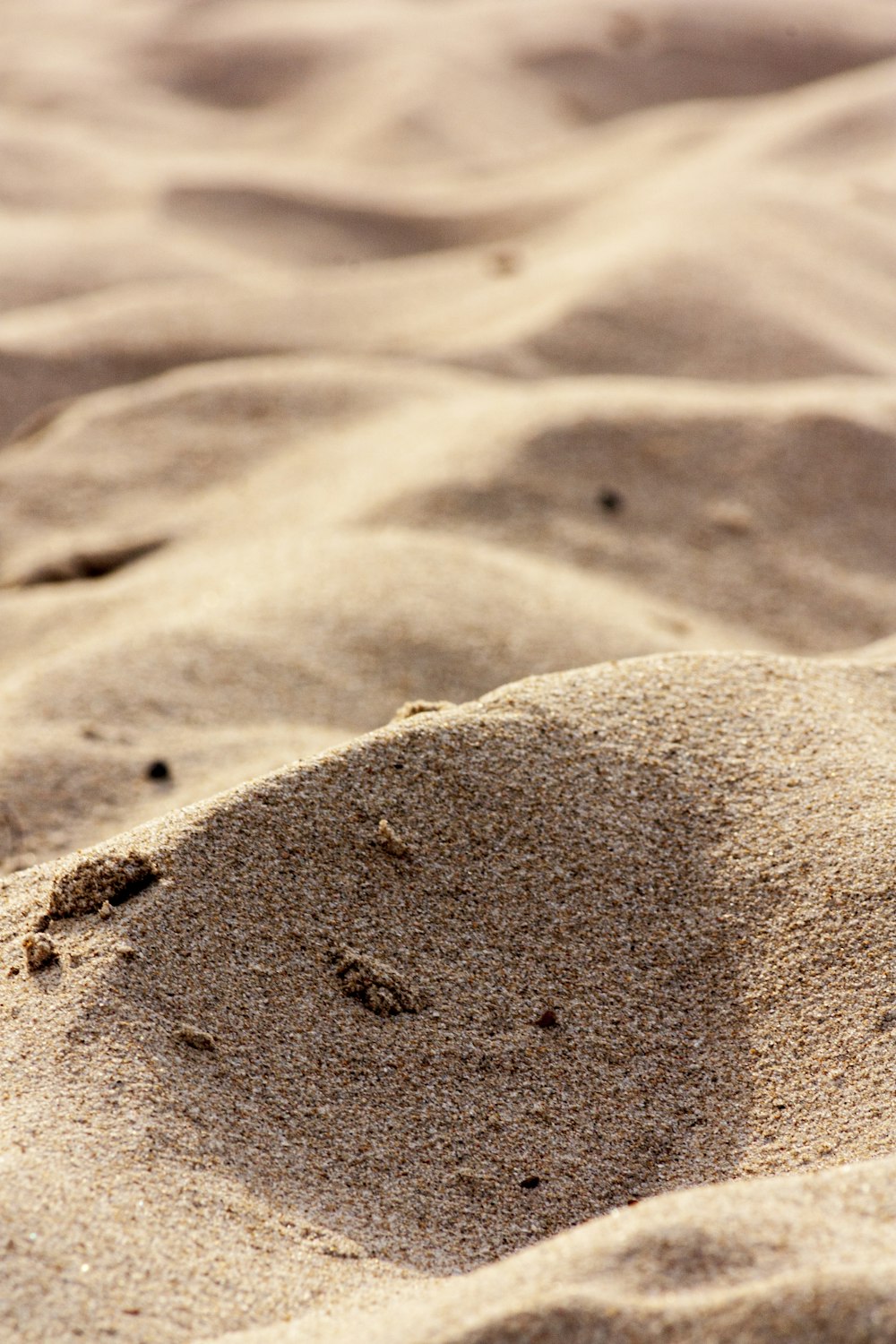 brauner Sand mit Fußabdrücken tagsüber