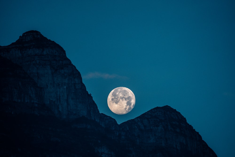 Pleine lune sur la montagne