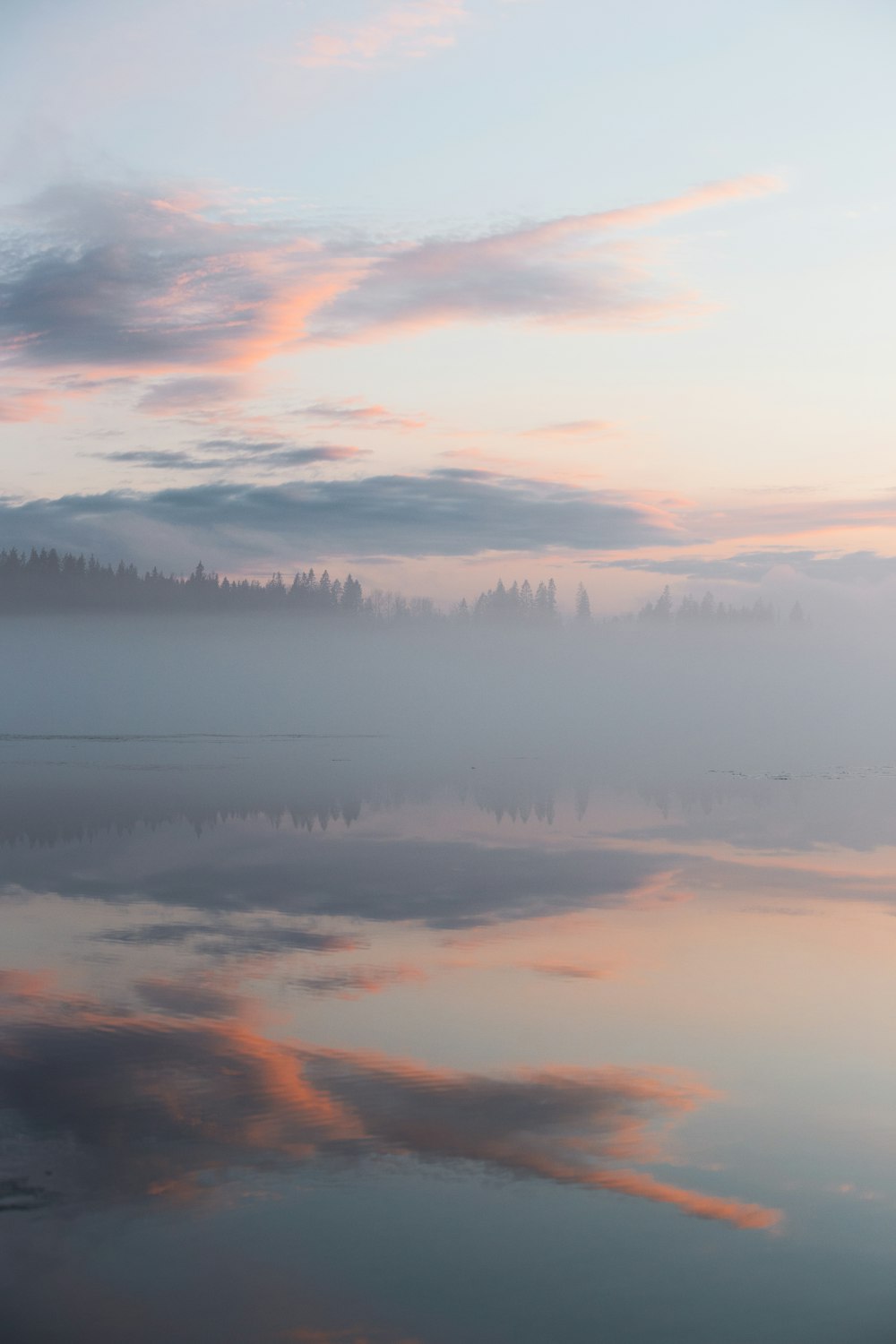 nubes blancas sobre el lago