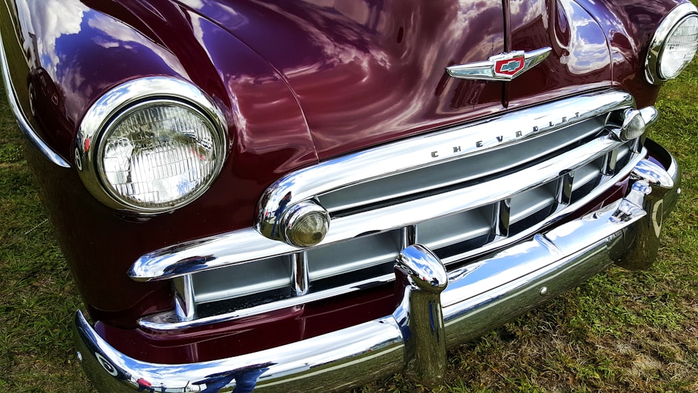 carro vintage vermelho e prateado