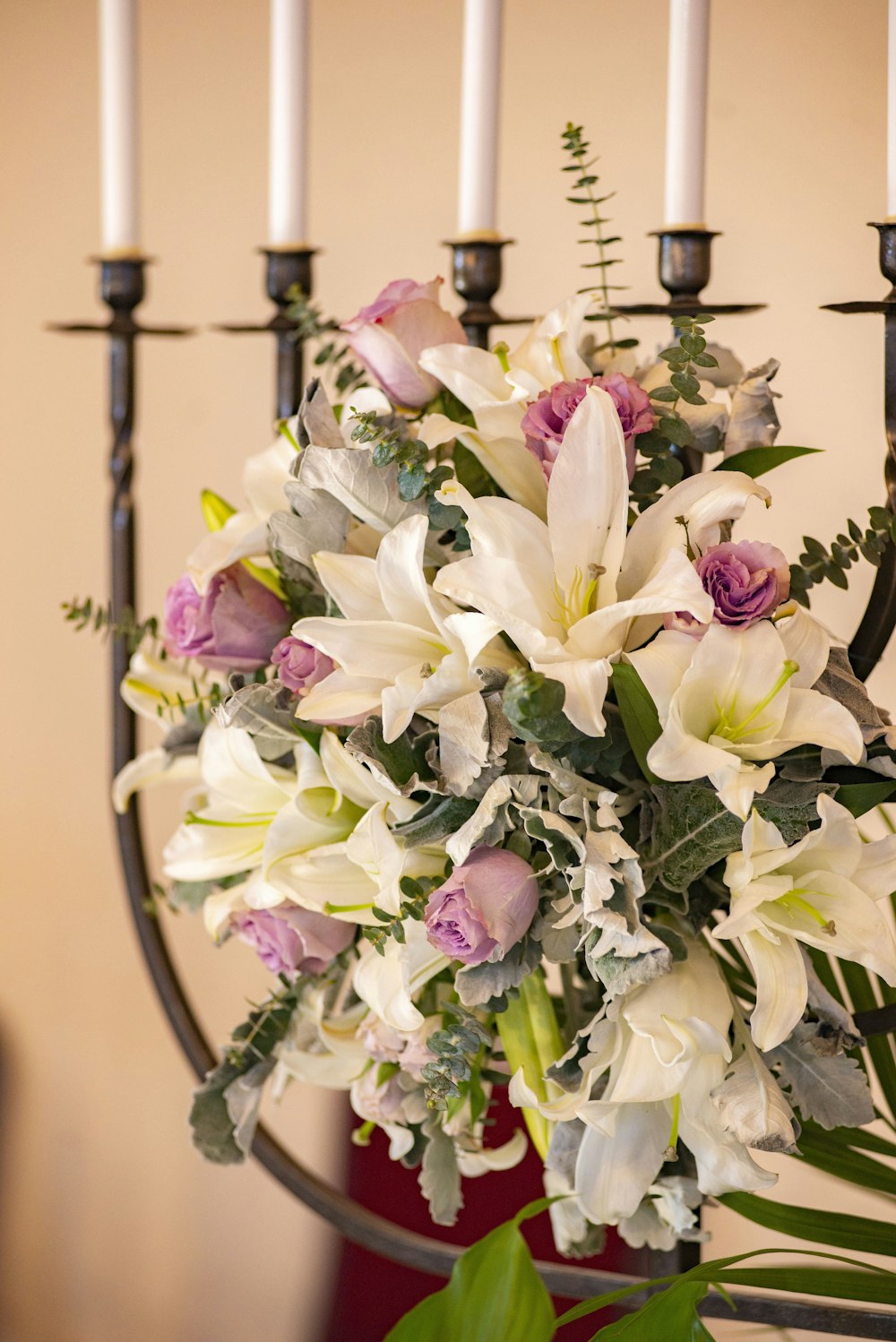 fleurs blanches et violettes sur table en bois marron