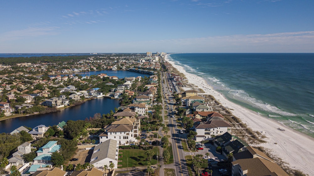 Vista aérea de la ciudad cerca del mar durante el día