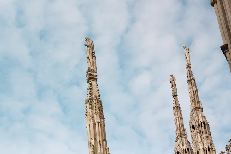 torre in pietra sotto il cielo azzurro