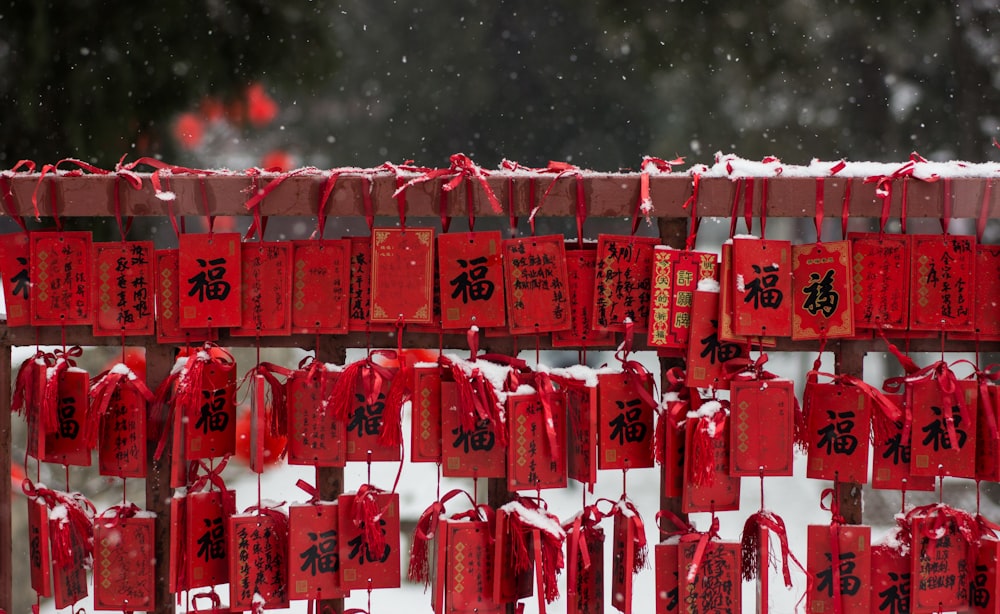 Geschenkboxen mit rotem Kanji-Textdruck