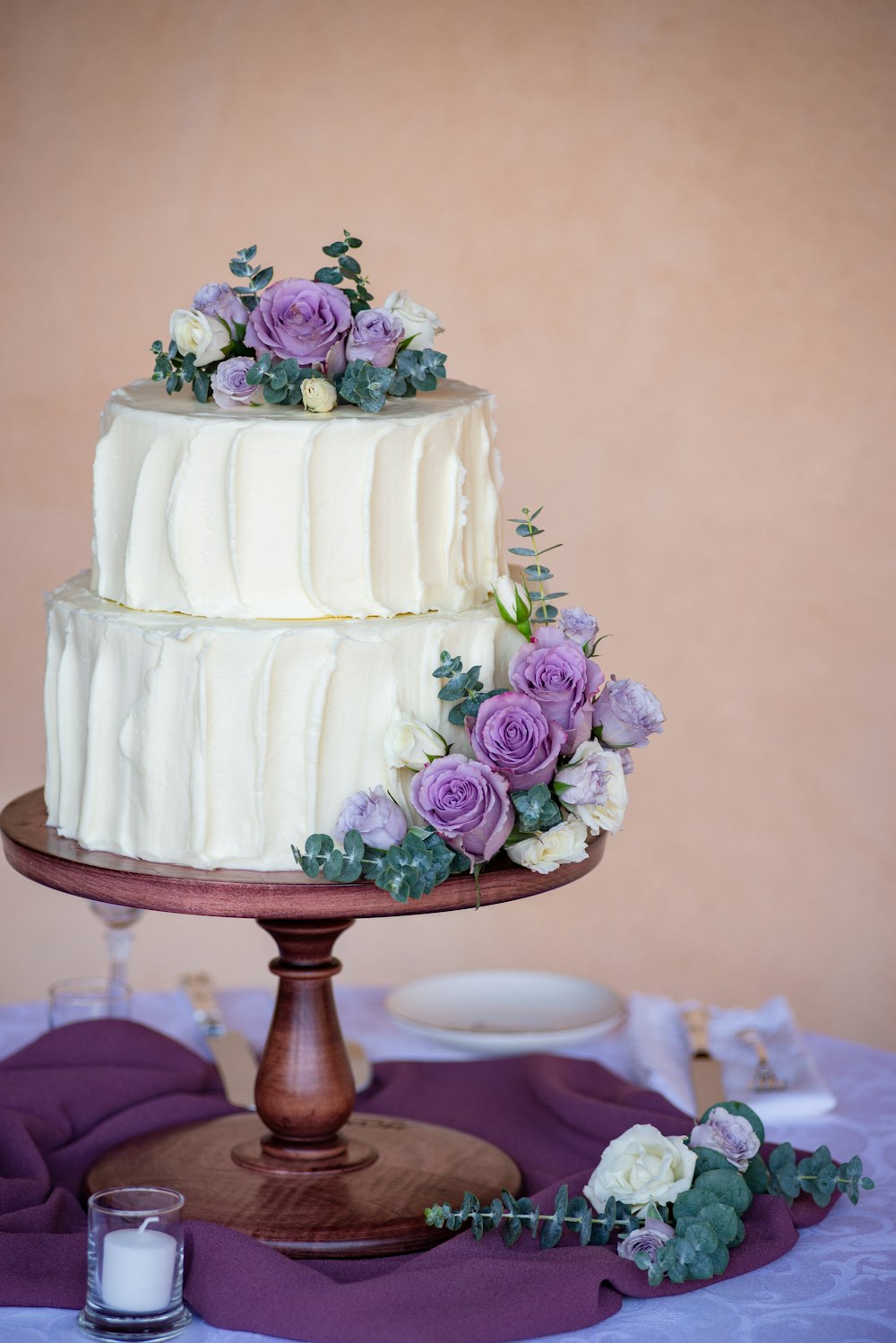 Tarta blanca con rosas rosas por encima