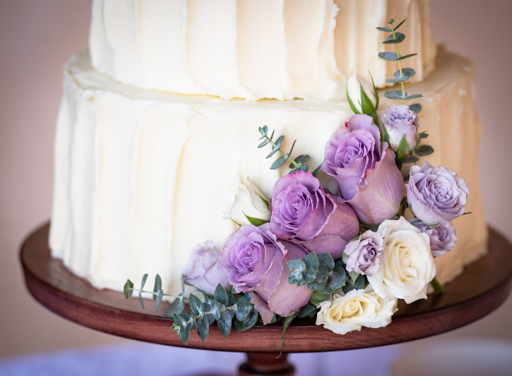 Roses roses sur gâteau blanc