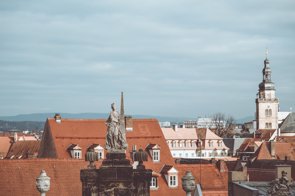 Una vista de una ciudad con una estatua en la parte superior de un edificio