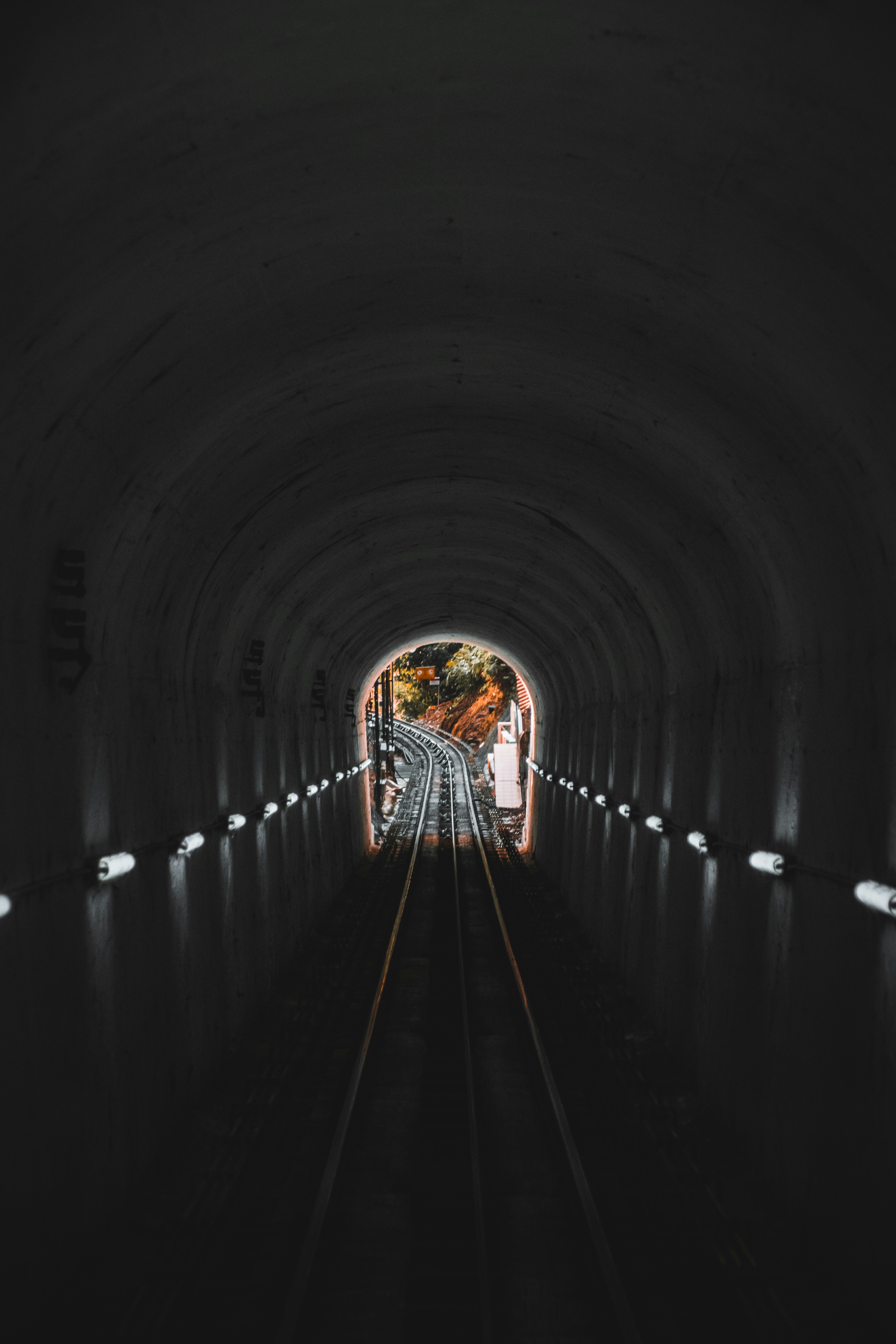 Frau im schwarzen Hemd geht auf Tunnel