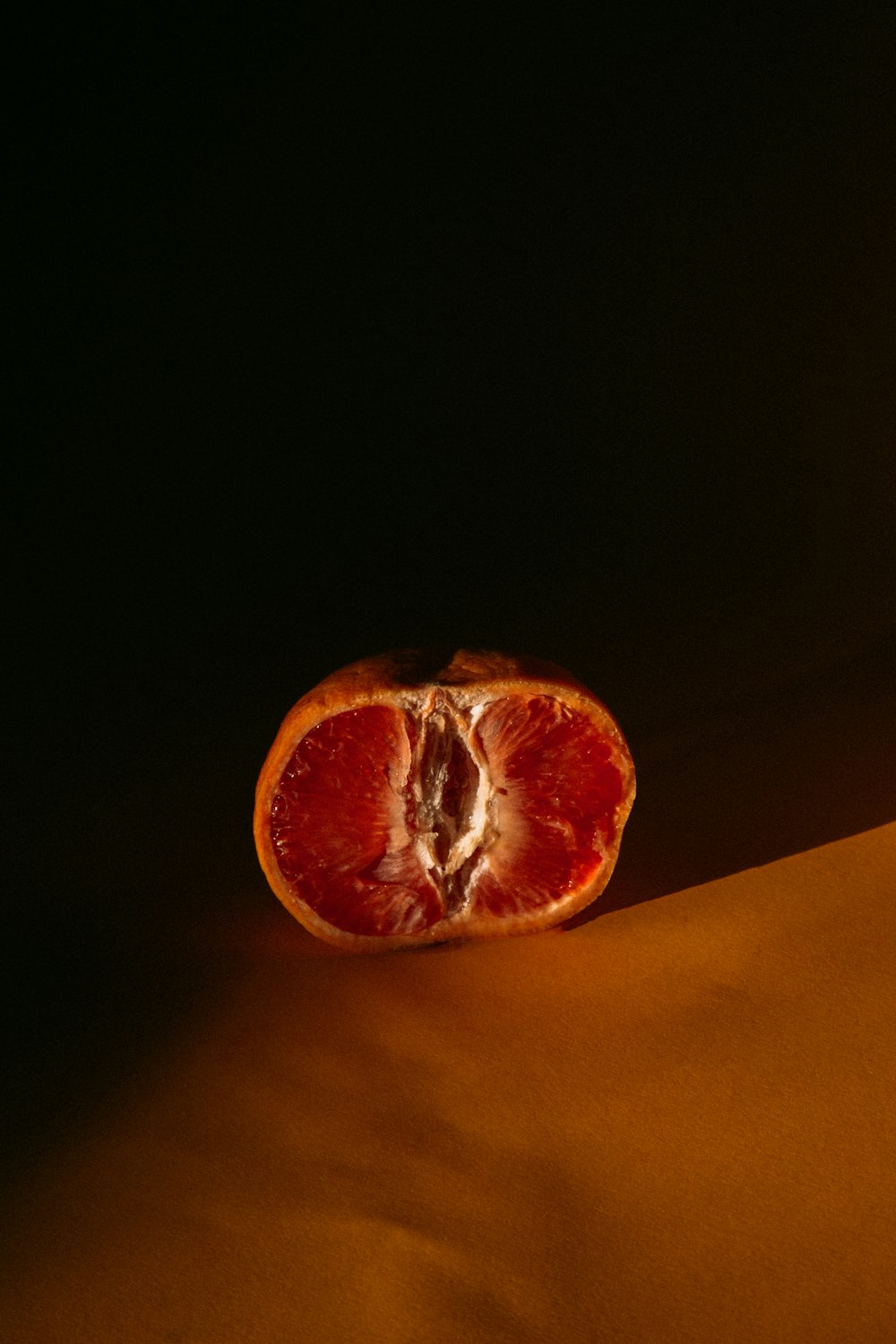 orange Frucht auf gelbem Textil