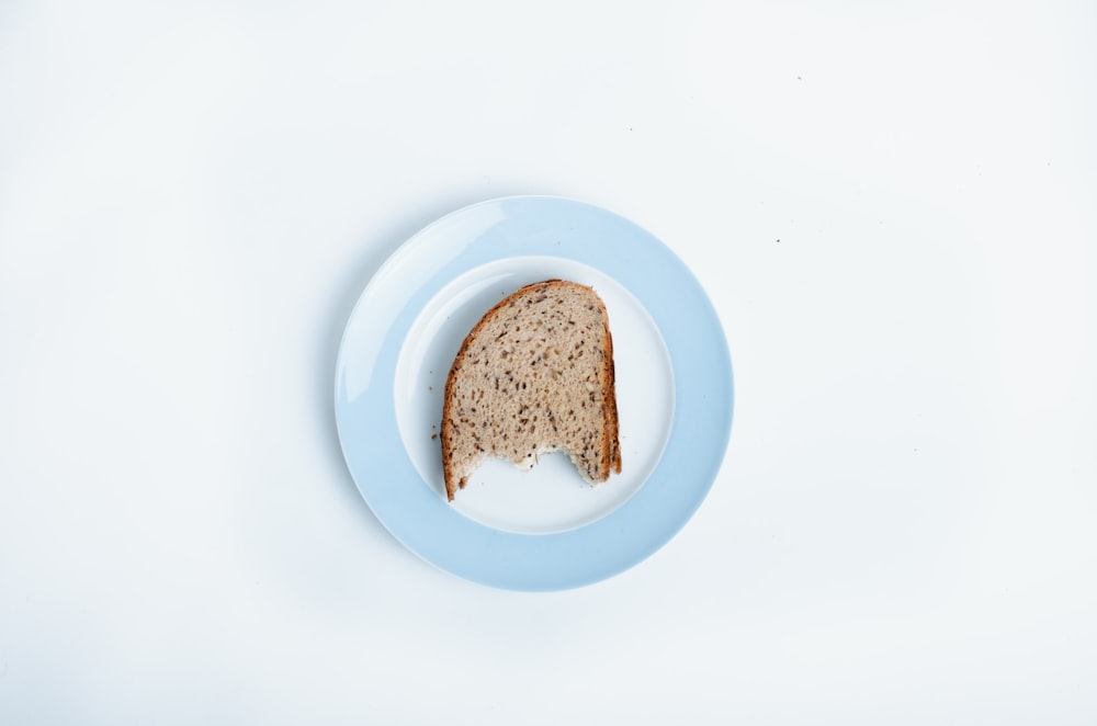 흰색 세라믹 접시에 갈색 빵