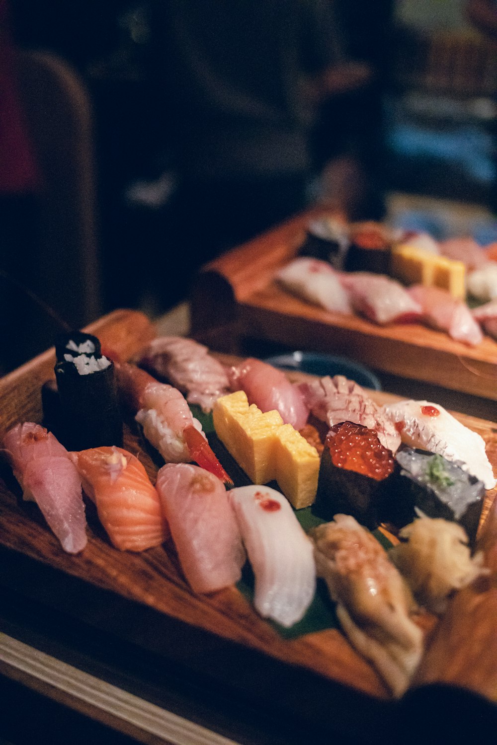 sushi su vassoio di legno marrone