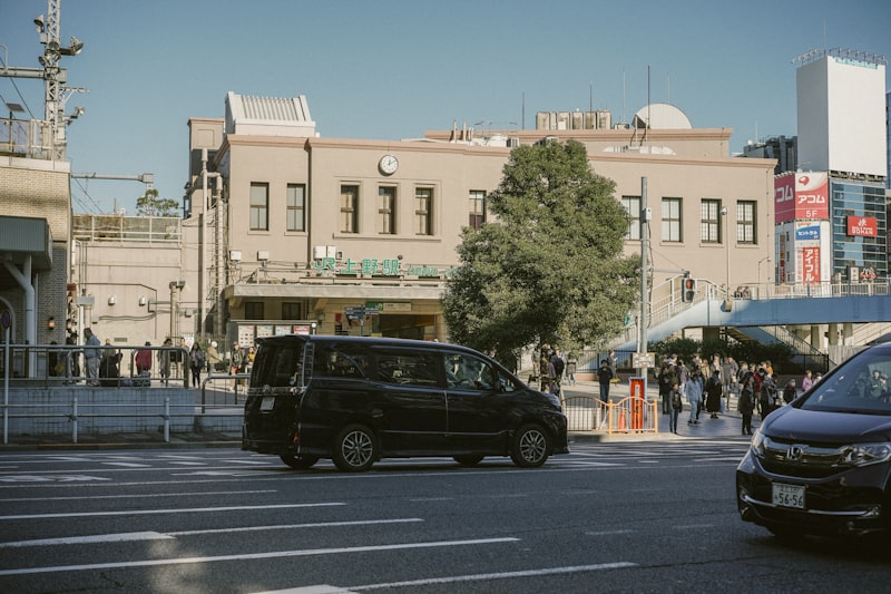 Toyota Highlander SUV, government official test drive, ministry building Tokyo, black SUV, Japanese minister
