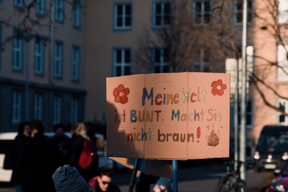 Braune Holzbeschilderung mit Kanji-Text