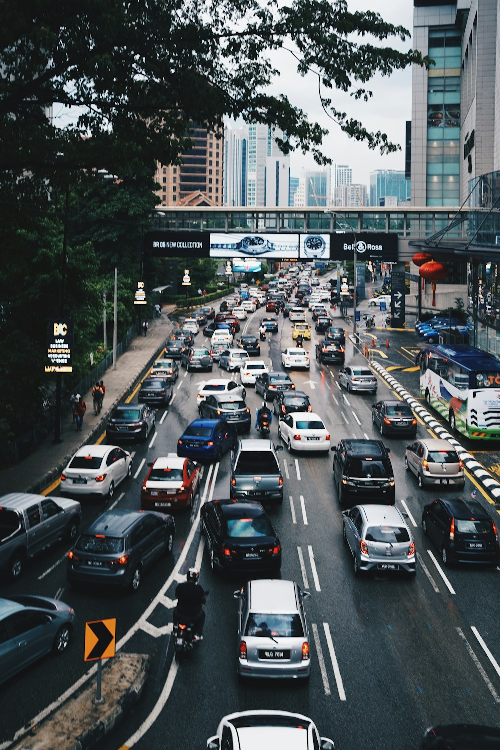 日中の道路を走る車